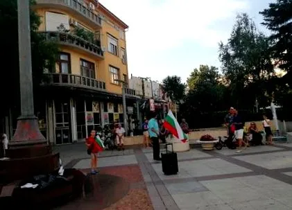 tüntetni