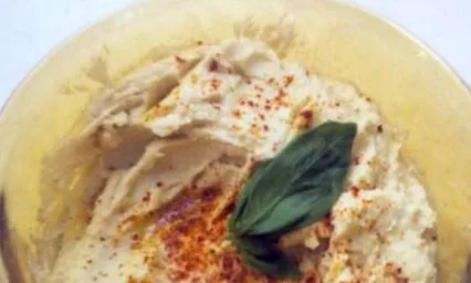 bazsalikommal hummus