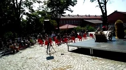 körbejárja