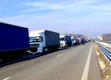 teherautókon továbbadni