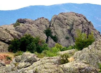 három