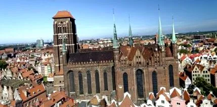vádolt