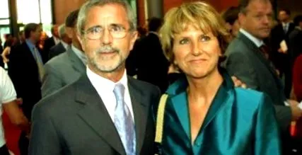 leírta