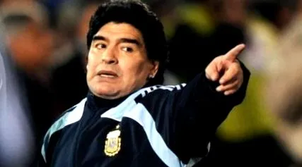 maradona fülbevalóit
