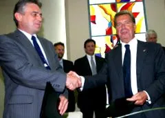 aláírta