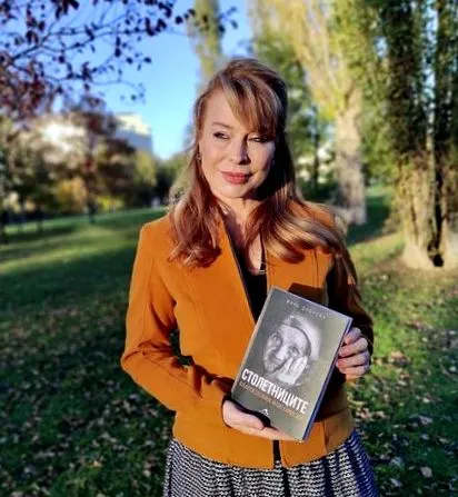 adományozta mira