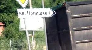 vetkőzött meztelenül
