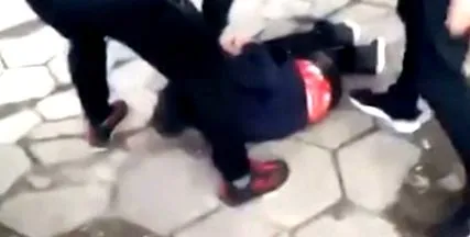 összetörte fiút