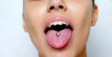 nyelv piercingje nyelv piercingje