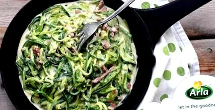 mártással Carbonara mártással