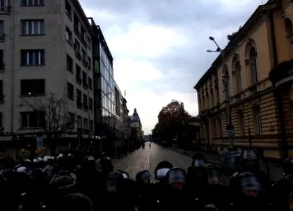 mosolyogva Országgyűlés előtt