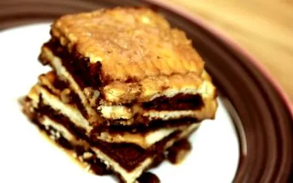 Keksz torta karamellkrémmel friss tejet