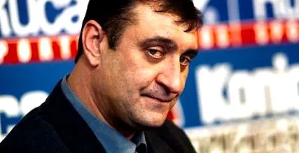 súlyemelőket kiemelte