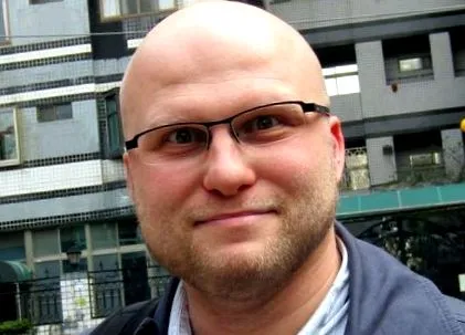 azért azért