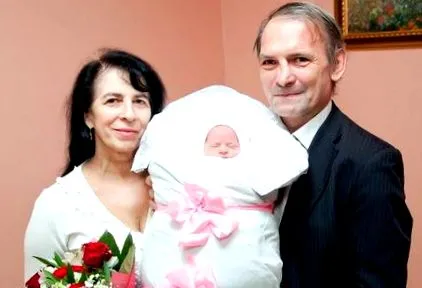 évesen szült