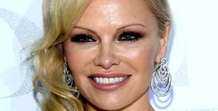pamela csábítja