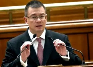 kevesebb román