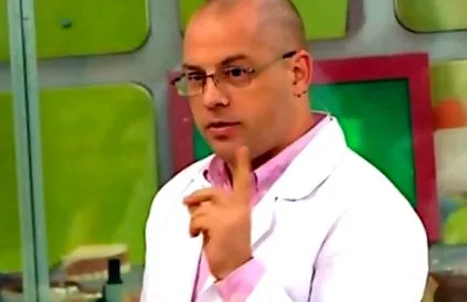 elárulta
