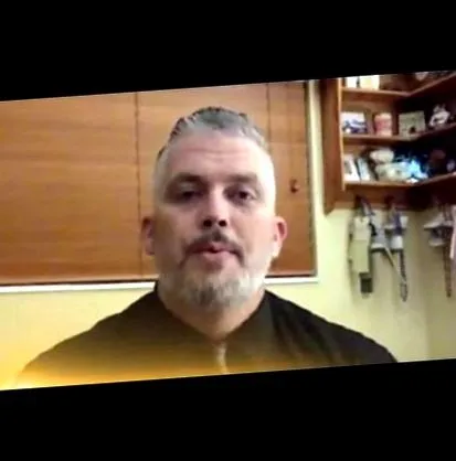 megöli nővérét