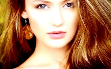 három amely