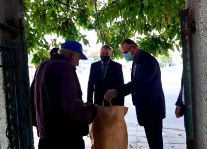 férfit vettek