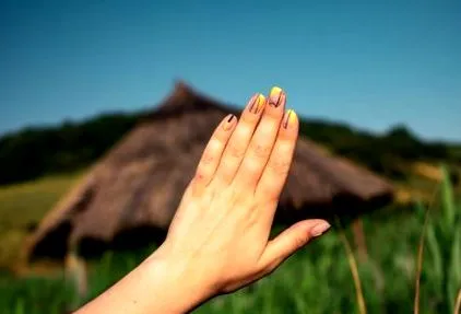 може