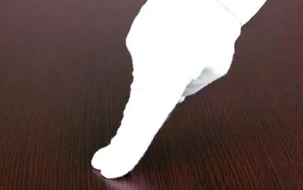 може