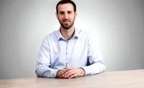 представляє