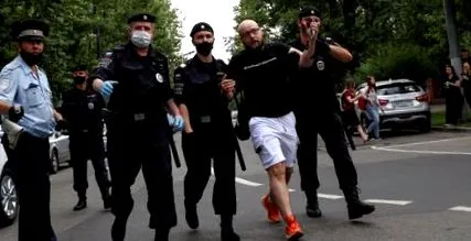 звинувачує