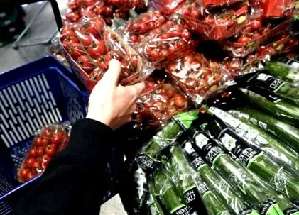 половина молодих