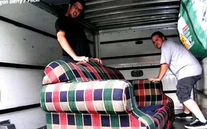 рухається