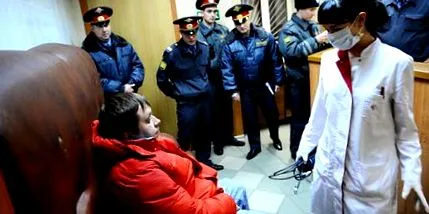 намагається