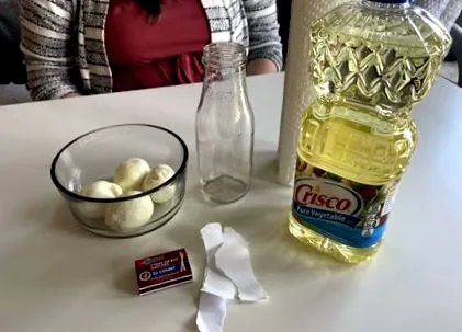 бути трохи всередині пляшки