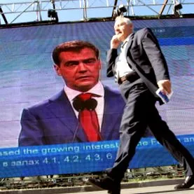 представляє