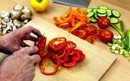 кубиками фрукти