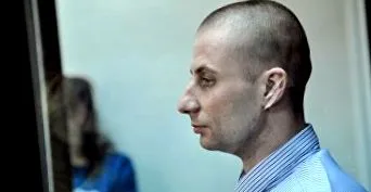 отримує