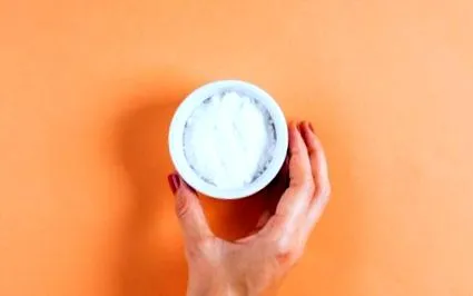 може