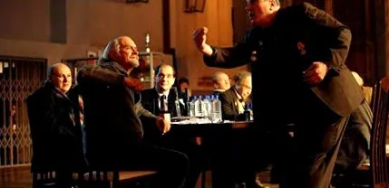 розглядає