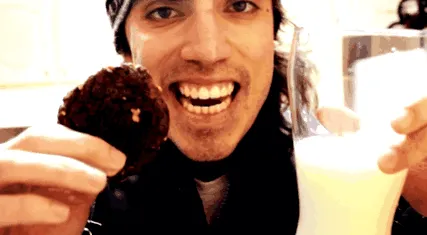 което