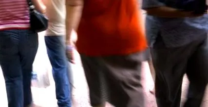 segített