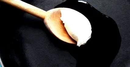 може