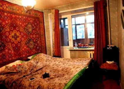 една година