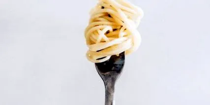може