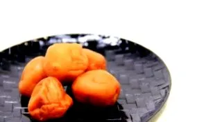 може