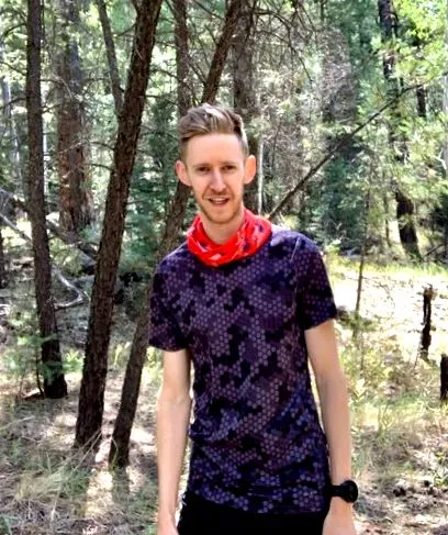 един