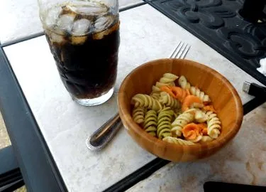 може