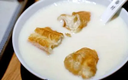 mănâncă