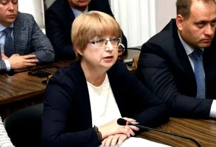 завършиха