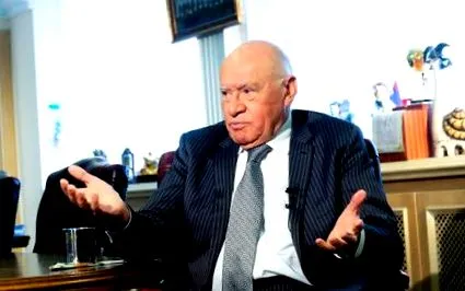 според