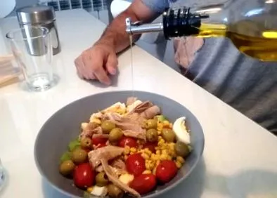 може